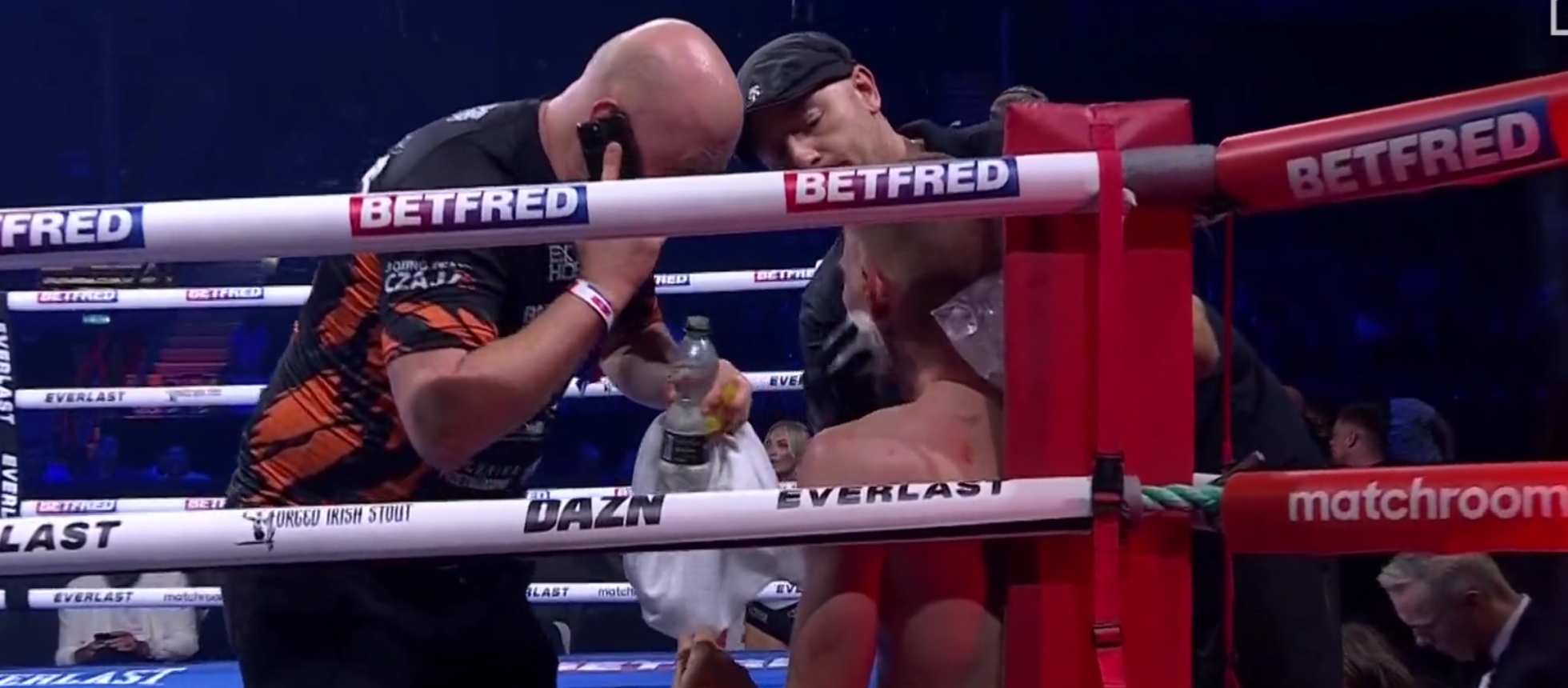 (Video) WTH? Boxing trainer takes phone call in between rounds